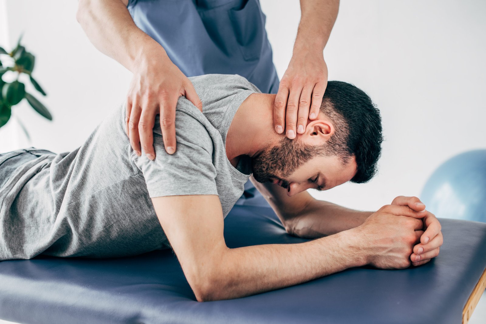 chiropractor-giving-neck-pain-therapy-in-miami-gardens